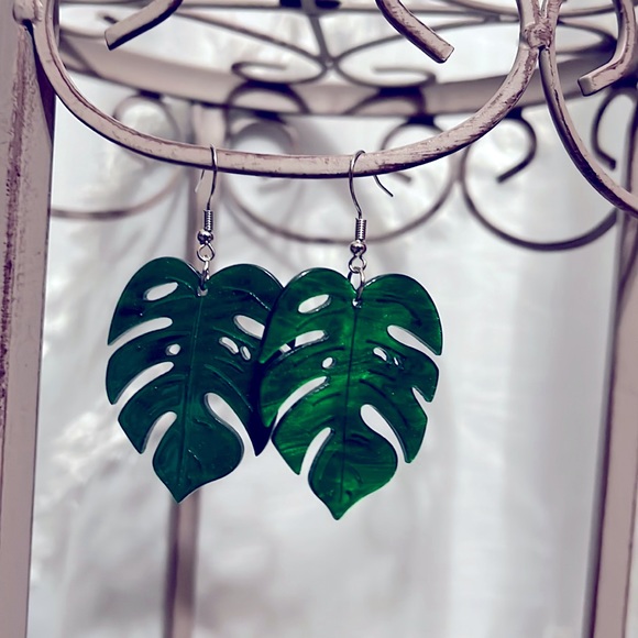 🌴 5/$25 Acrylic Large Green Palm Leaf Earrings - Picture 2 of 6